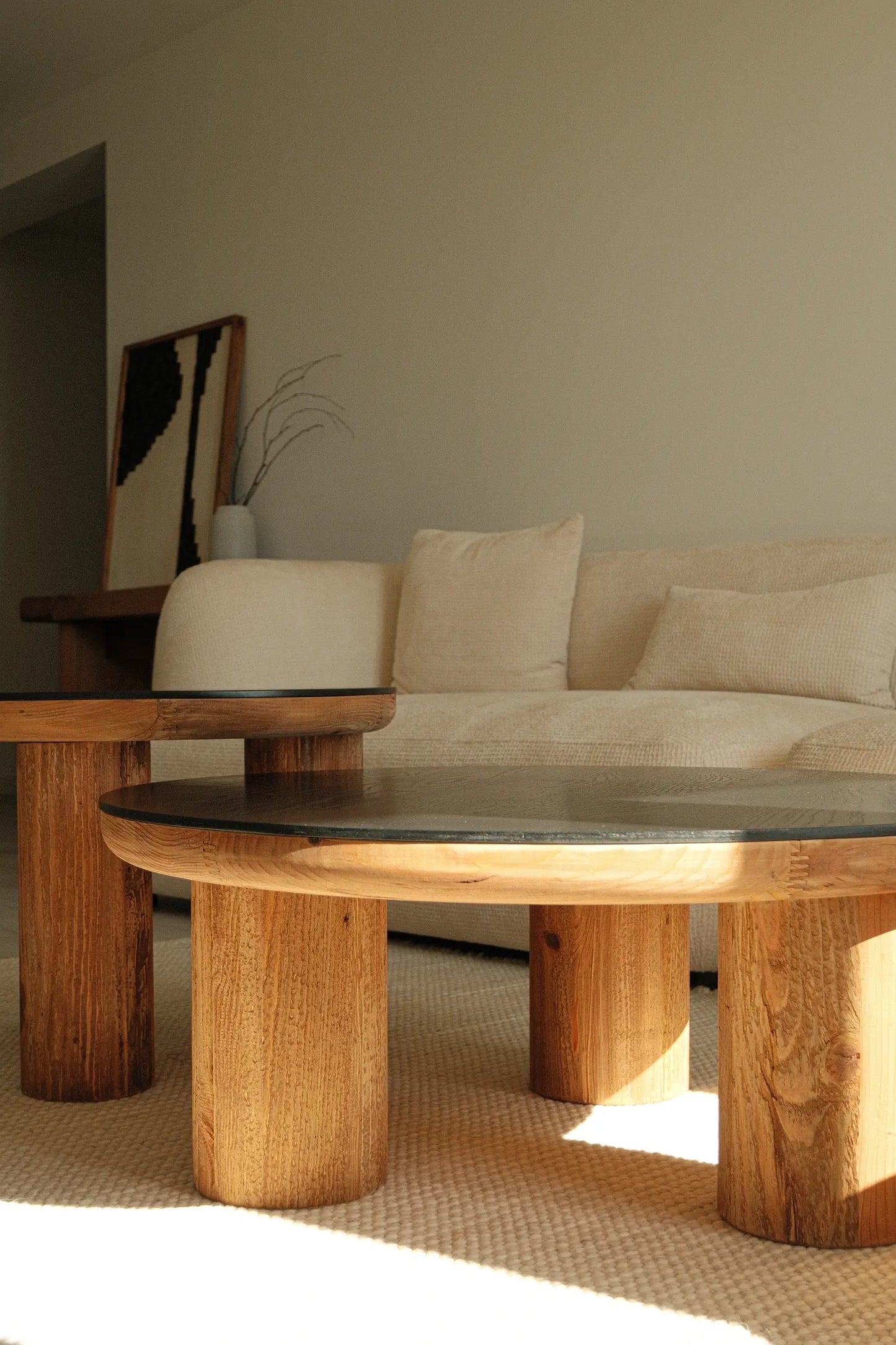 Osso - okrągły stolik pomocniczy z drewna sosnowego