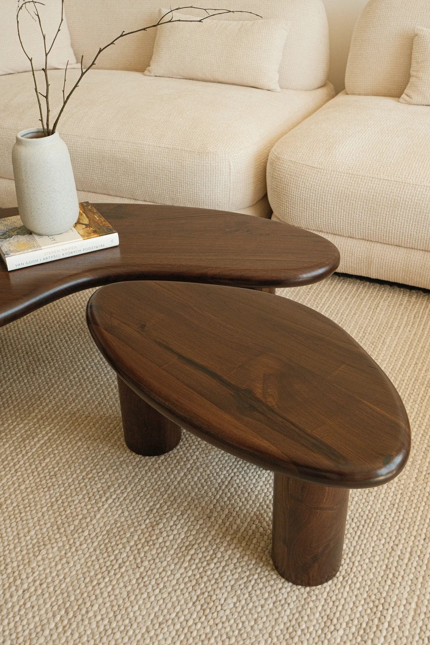 Stei - stolik kawowy z drewna orzechowego