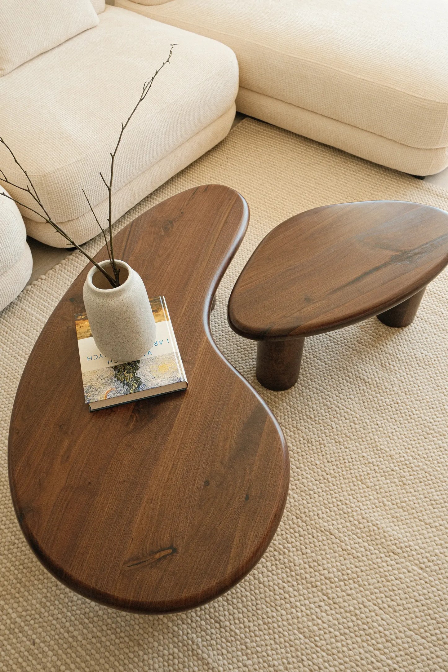 Fina - stolik kawowy z drewna orzechowego