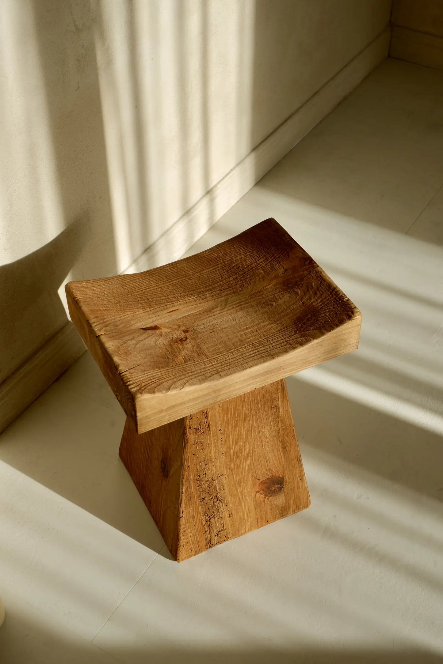 Lusa - niski stołek z drewna z recyklingu