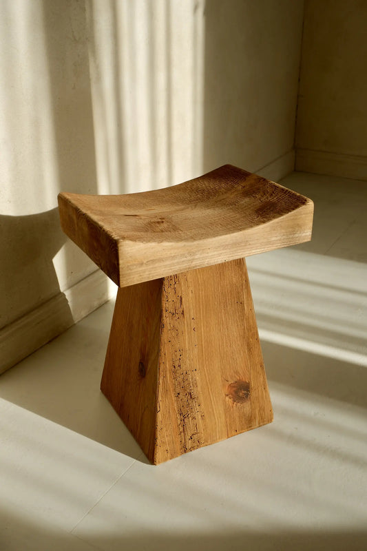 Lusa - niski stołek z drewna z recyklingu