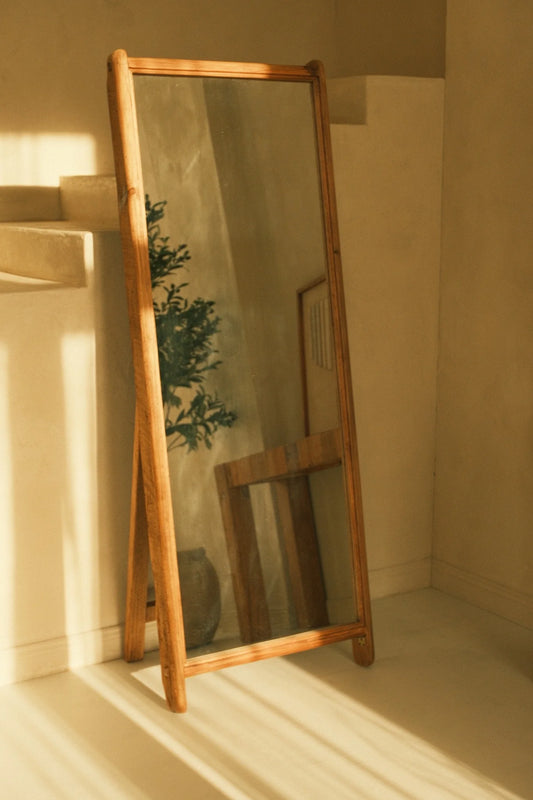 Pega - lustro stojące z drewna z recyklingu
