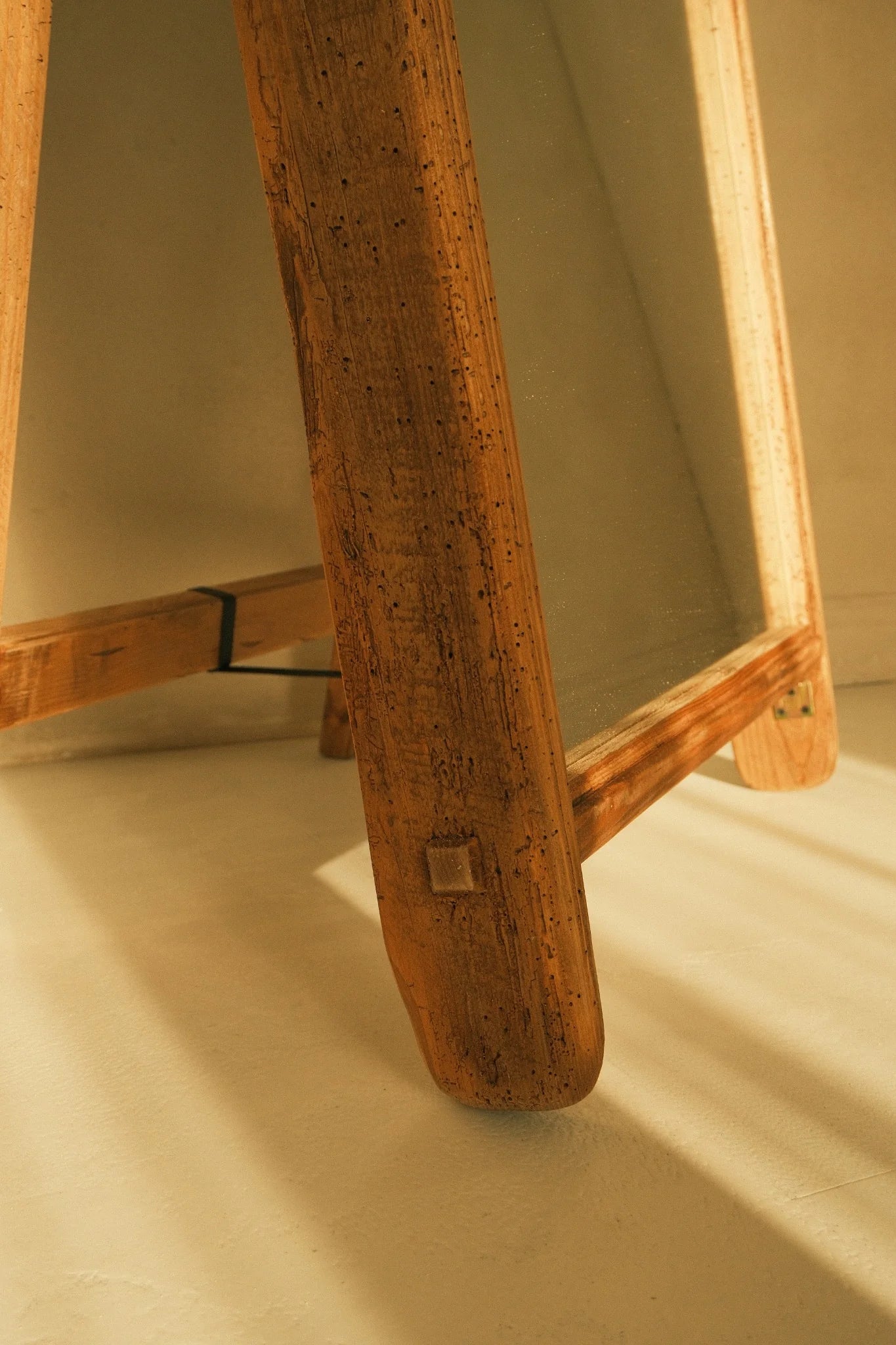 Pega - lustro stojące z drewna z recyklingu