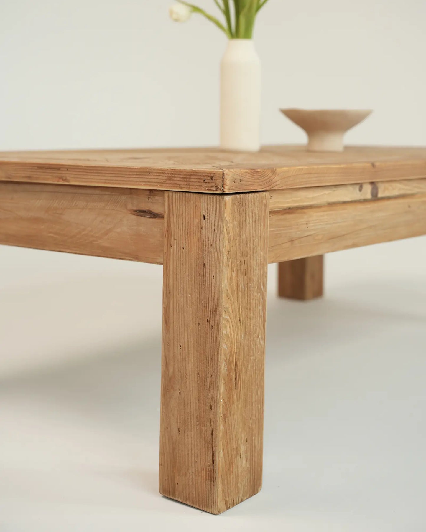 Sage - prostokątny stolik kawowy z drewna sosnowego z recyklingu