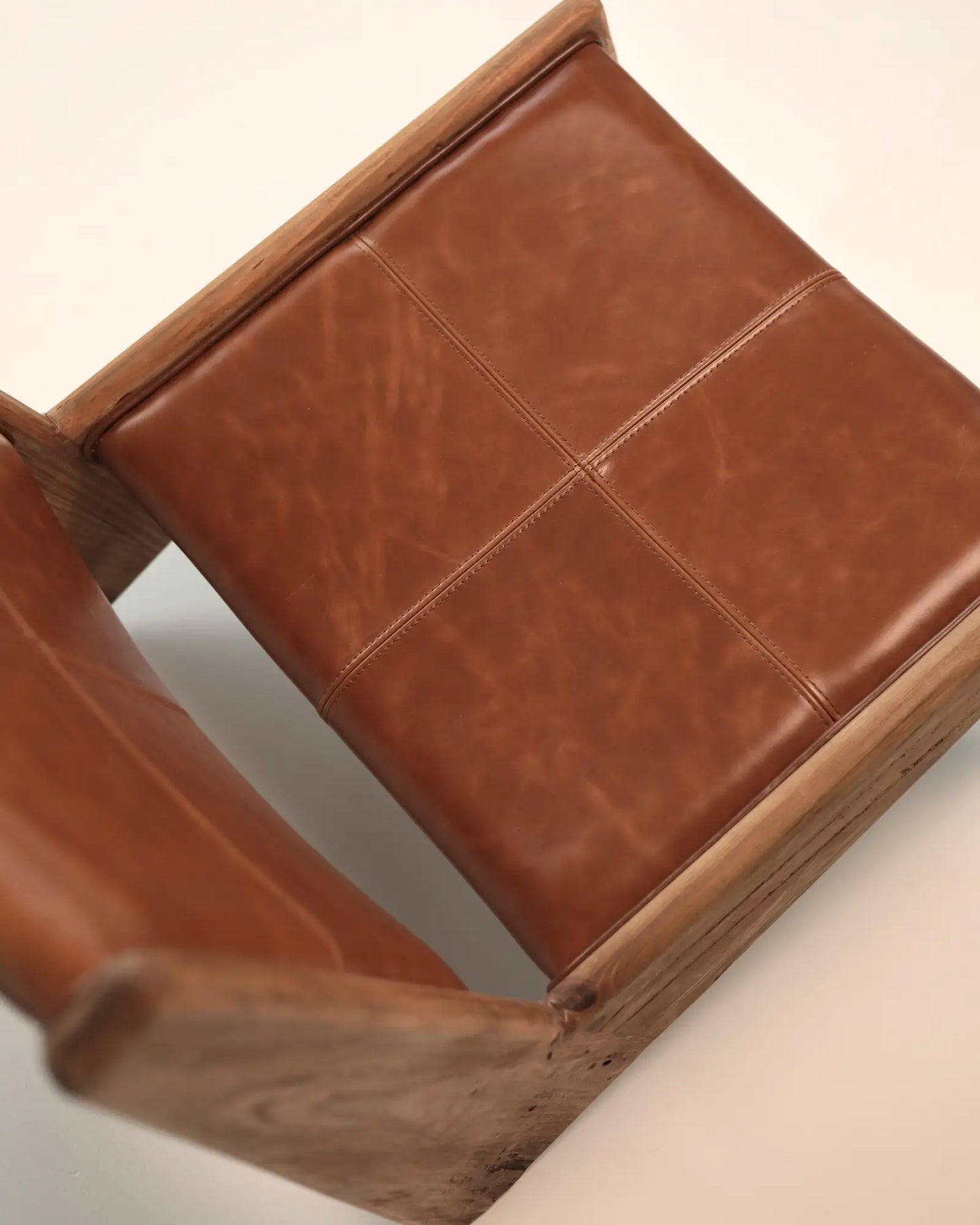 Sund - krzesło z drewna sosnowego i skóry naturalnej