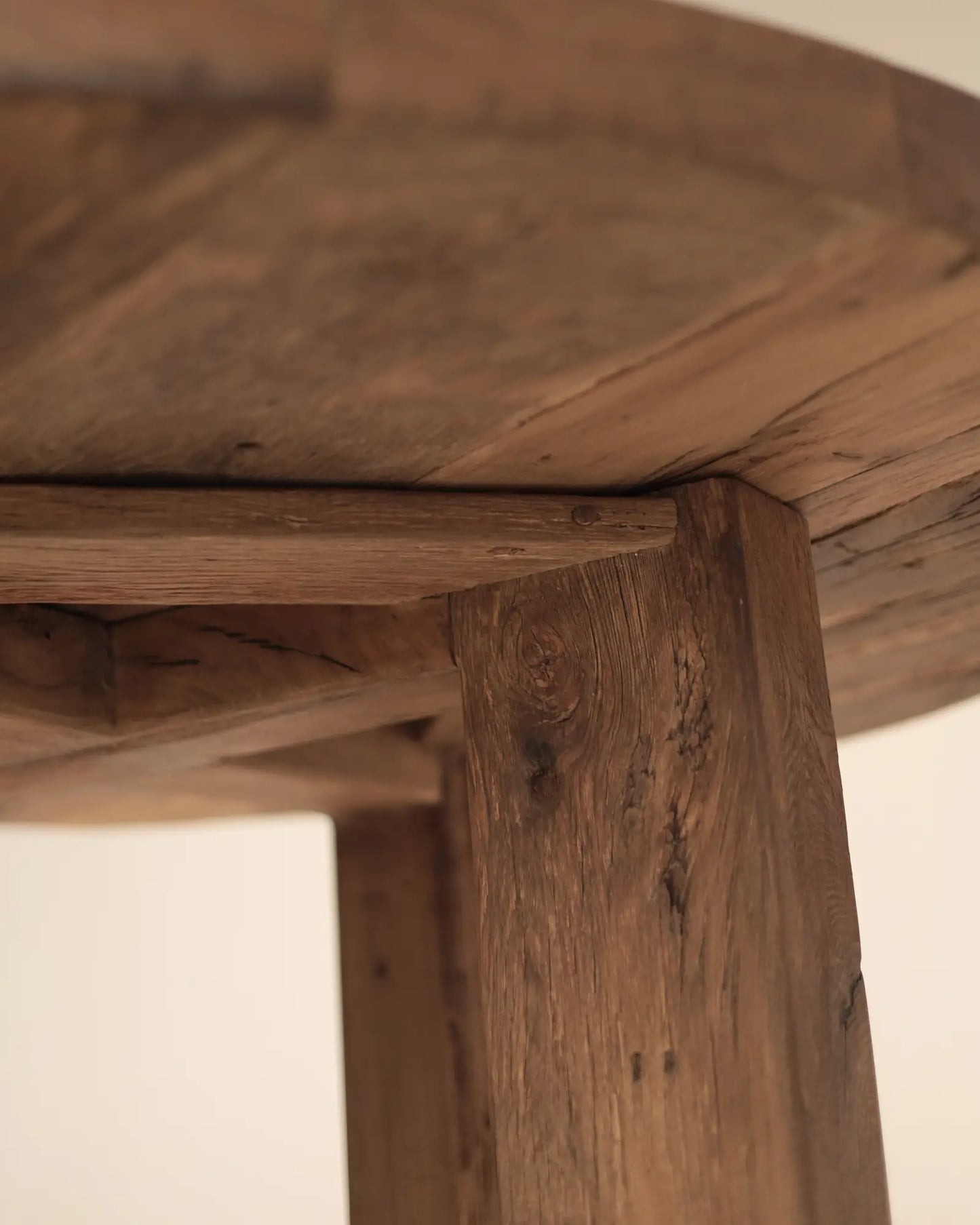 Deia - okrągły stół jadalniany z drewna dębowego